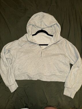 Lululemon Cropped Scuba
Light Grey M/L